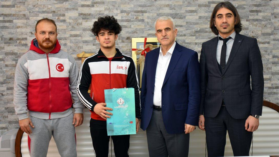 Türkiye Şampiyonu Judocudan İl Müdürü Kuntoğluna Ziyaret