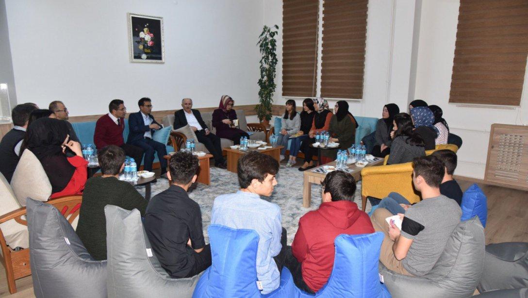 Öğrenciler, Vali Sayın Fahri Meral'e ve İl Müdürü Çalışkan'a Üstad Necip Fazıl Kısakürek'i Anlattı