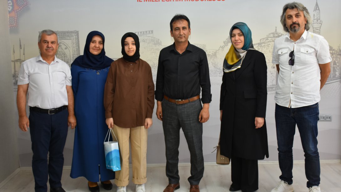 İl Müdürü Çalışkan, TÜBİTAK Fen Lisesini kazanan 15 Temmuz Şehit Muhammed Yalçın Kız İmam Hatip Ortaokulu Öğrencisi Emine Beril Arı'yı Tebrik Etti