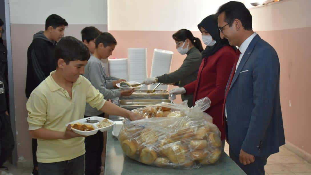 Kapsamı Genişletilen Ücretsiz Yemek Uygulaması Karaman'da Başladı