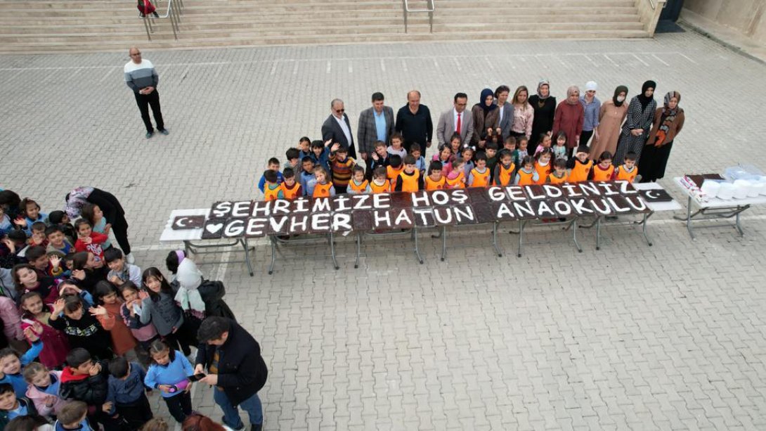 Depremzede Öğrencilere 'Şehrimize Hoş Geldiniz' Pastası