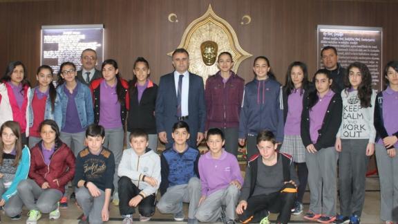 İstiklal Ortaokulu Sporcuları Sultanoğlunu Ziyaret Etti