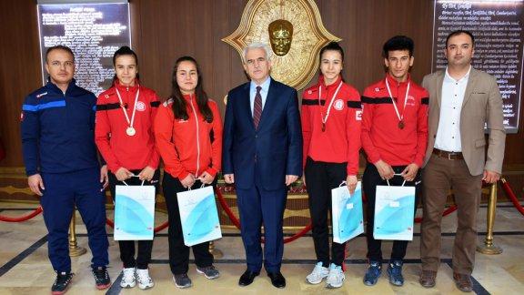 Türkiye Şampiyonundan Kuntoğlu´na Ziyaret
