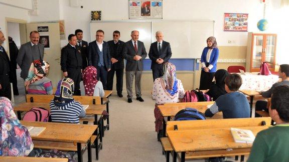 Vali Sayın Fahri Meral, İl Milli Eğitim Müdürü Mevlüt Kuntoğlu ile Bozkandak Ortaokulunda
