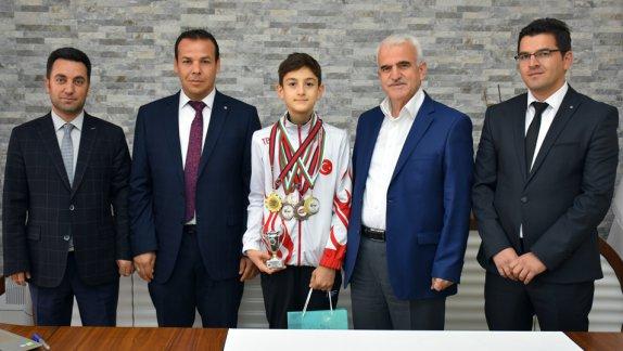 Balkan Şampiyonu Melih Kağan Yavuzdan Kuntoğlu´na Ziyaret
