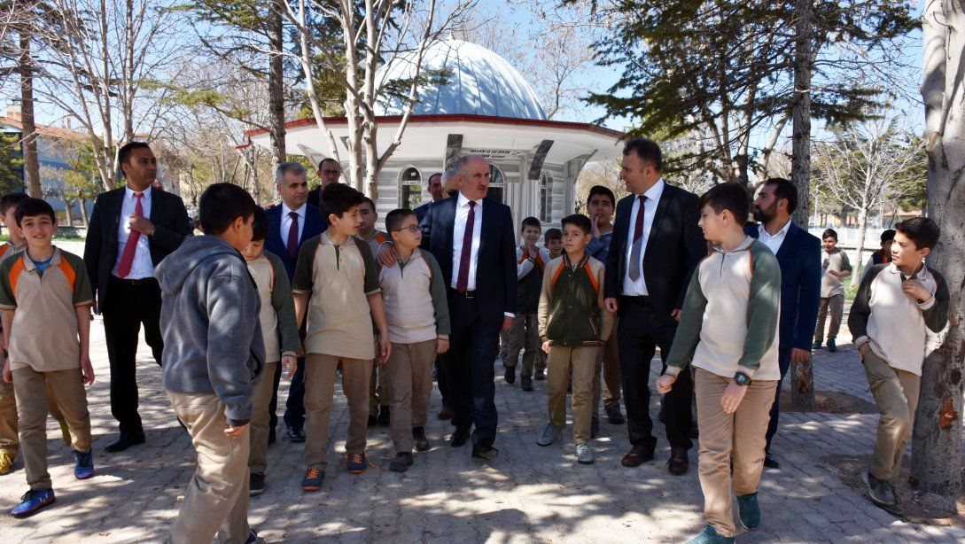 Vali Sayın Fahri Meralden Şehit Oğuzhan Küçük İmam Hatip Ortaokuluna Ziyaret 
