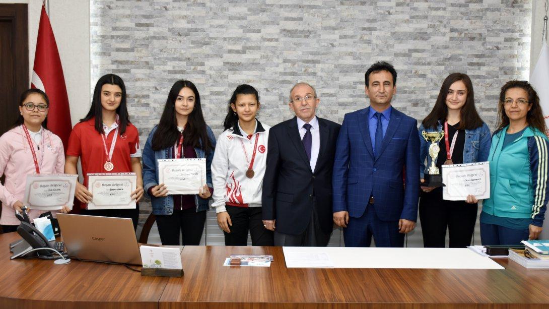 Karaman Anadolu Lisesinin Genç Kızlarından Badmintonda Türkiye Derecesi
