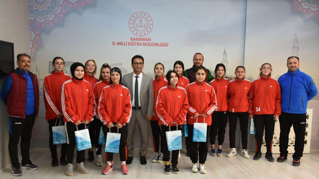 Karaman Spor Lisesi Kız Futsal Takımından İl Müdürü Çalışkan'a Ziyaret