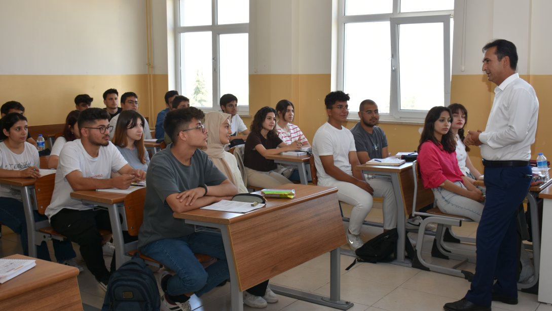 İl Müdürü Çalışkan'dan Karaman Necip Fazıl Kısakürek Sosyal Bilimler Lisesi Öğrencilerine Sürpriz Ziyaret