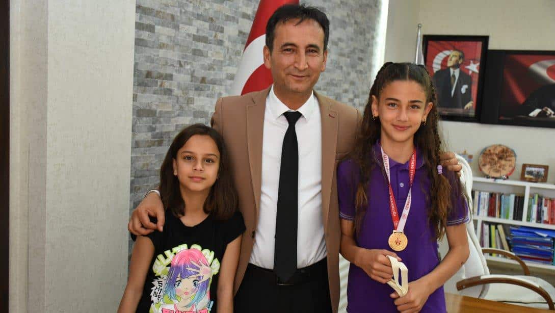 Sudurağı Karaman Bey İlkokulunun Başarılı Sporculardan İl Müdürü Çalışkan'a Ziyaret 