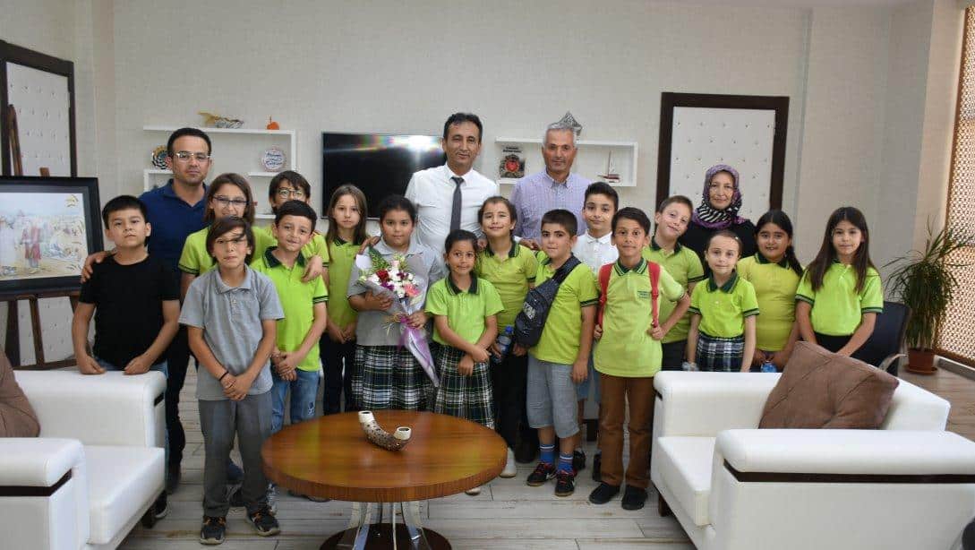 Abdurrahim Karakoç İlkokulunun Minik Yürekleri İl Müdürü Çalışkan ile Buluştu